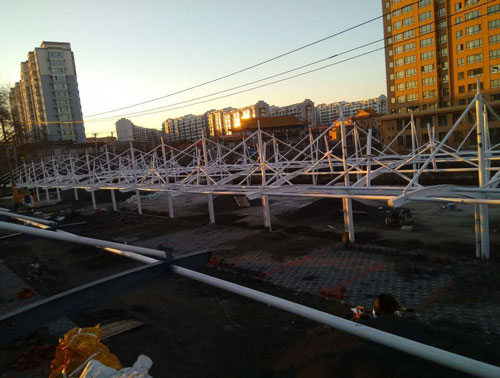 長春張拉膜優(yōu)先搭建支撐結(jié)構(gòu)，創(chuàng)新提升施工效率與安全性
